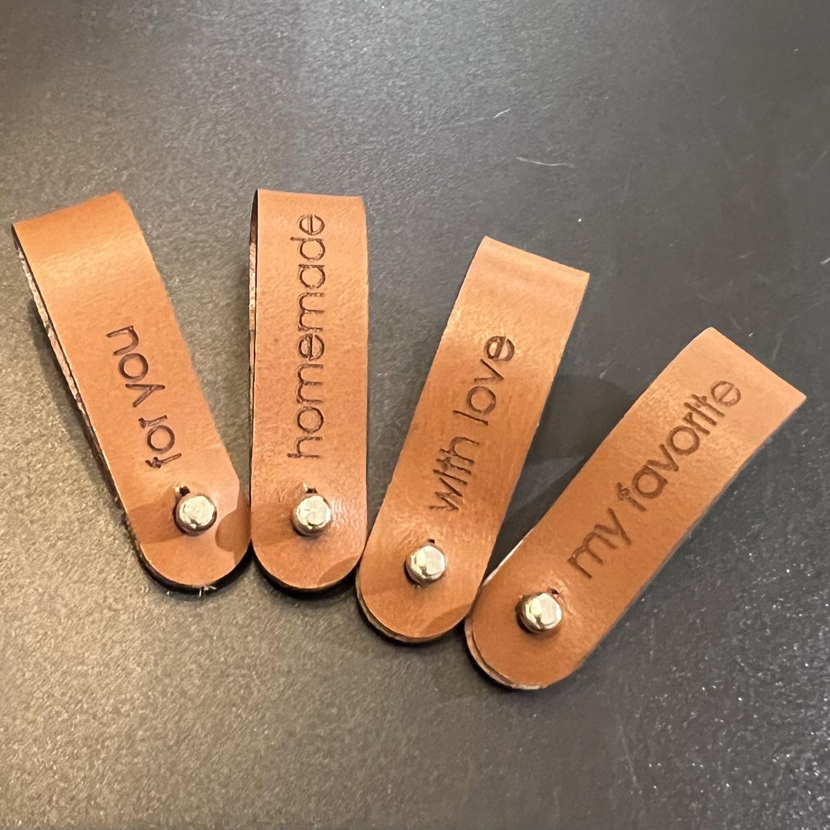 Easy clip-on merkelapp i mørkt skinn. 5 x 1,5cm