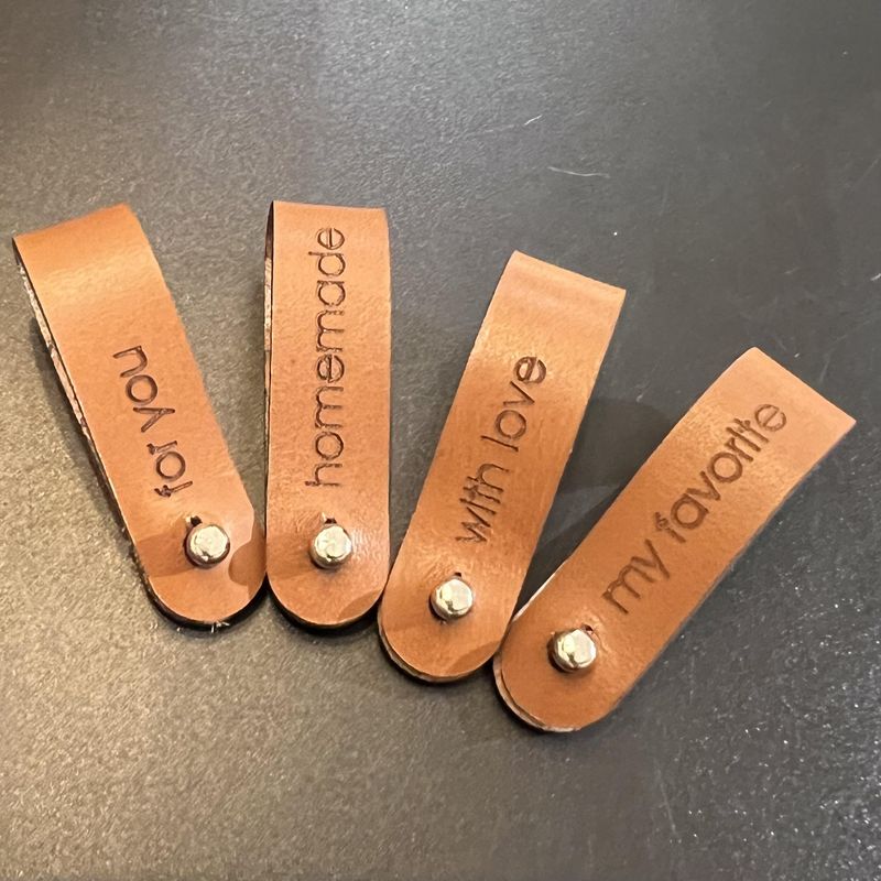 Easy clip-on merkelapp i mørkt skinn. 5 x 1,5cm