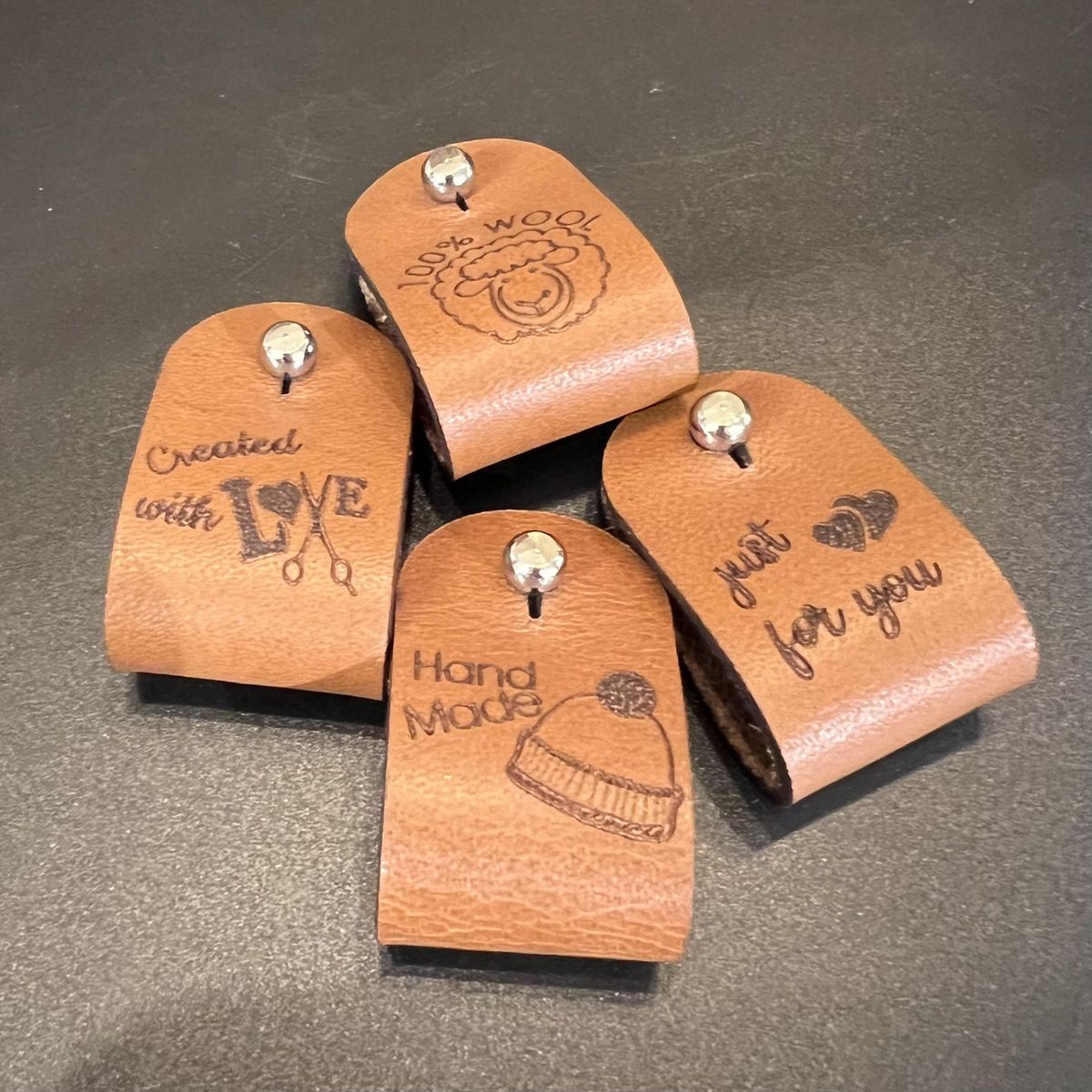 Easy clip-on merkelapp i mørkt skinn. 3 x 2,5cm