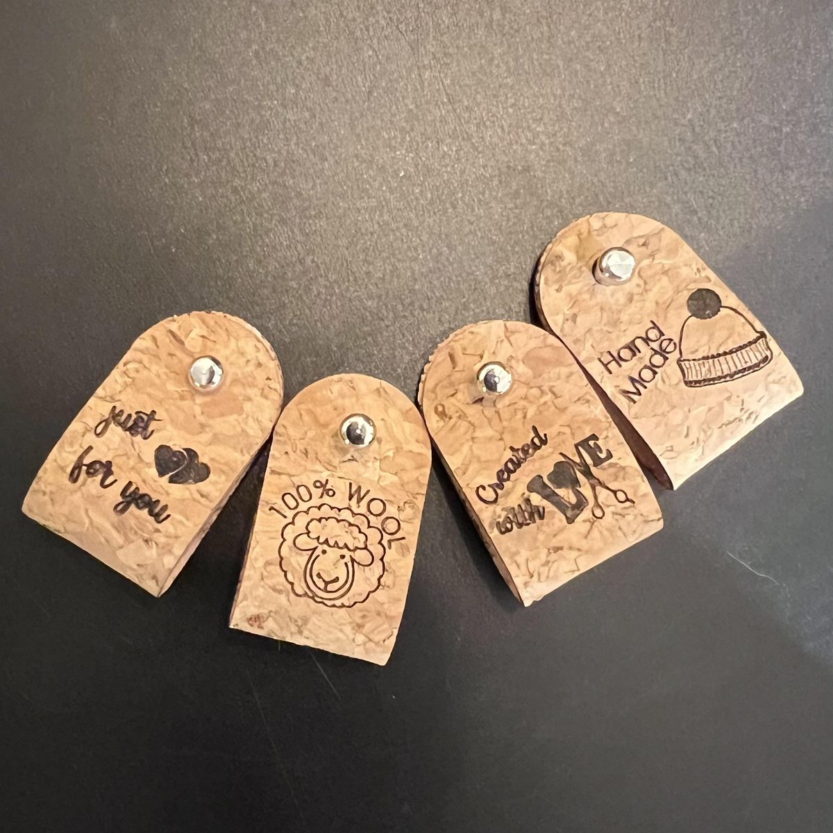 Easy clip-on merkelapp i kork med tekst. 3,5 x 2cm